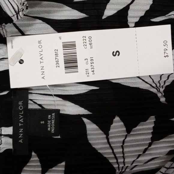 🆕️ 🖤Ann Taylor🖤 - Floral Pleated V-Neck L/S Top - Picture 3 of 12